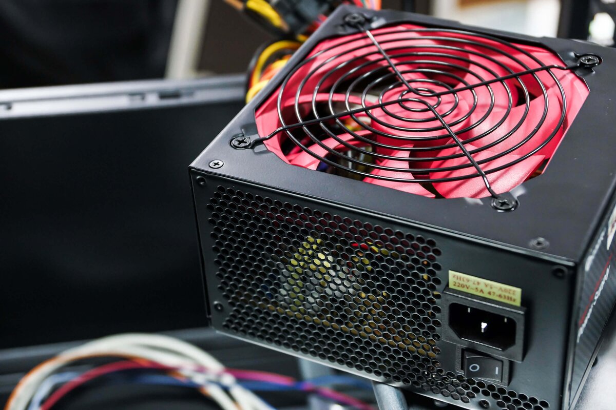    Блок питания не просто питает, но и защищает компоненты ПК от перепадов напряжения. Фото: techspot.com