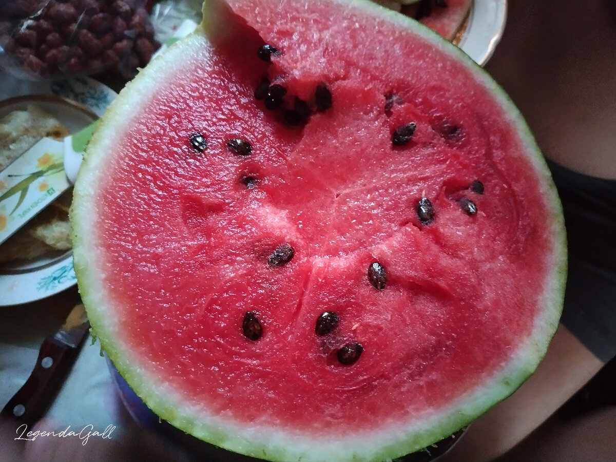 Или удивительно сочный и вкусный арбузик из магазина в Феодосии. Половинка ждет нас из отпуска в холодильнике. Боюсь доставать... )))