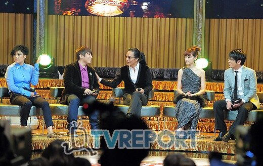 Кадр из шоу. (Бан PD второй слева)