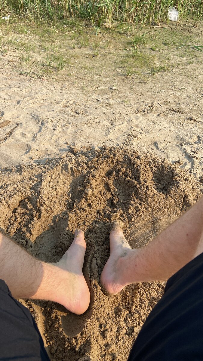 Если вы находитесь на пляже с песком , закопайте свои ночи чтоб не обжечь ступни о песок