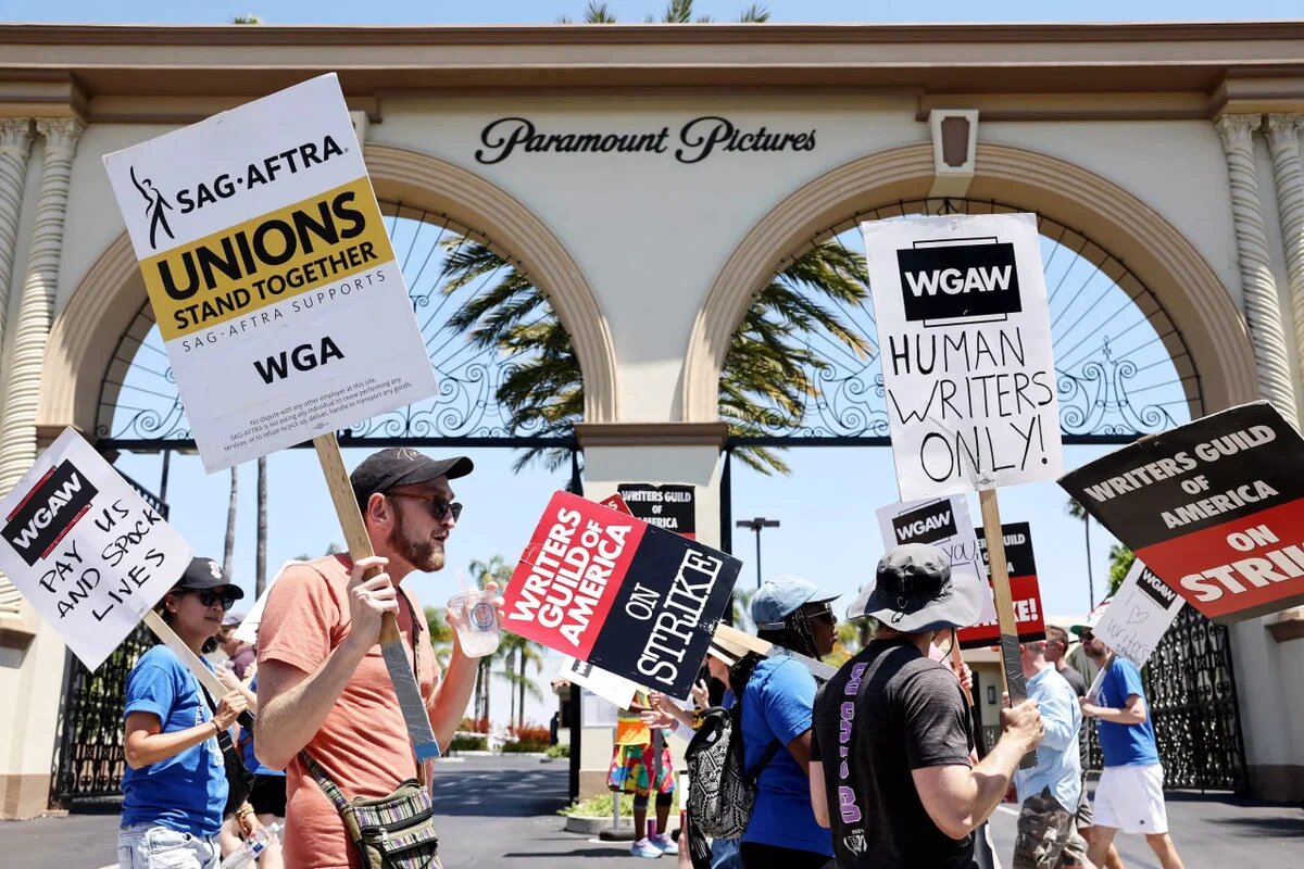 Забастовка сценаристов и актеров в Лос-Анджелесе на против киностудии Paramount Pictures