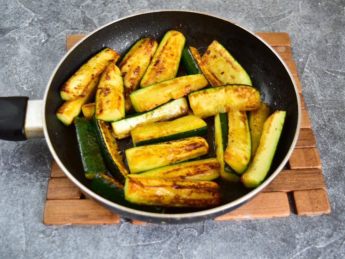 Кабачки, жареные с чесноком в соевом соусе | Вкусномир - домашние рецепты.  | Дзен