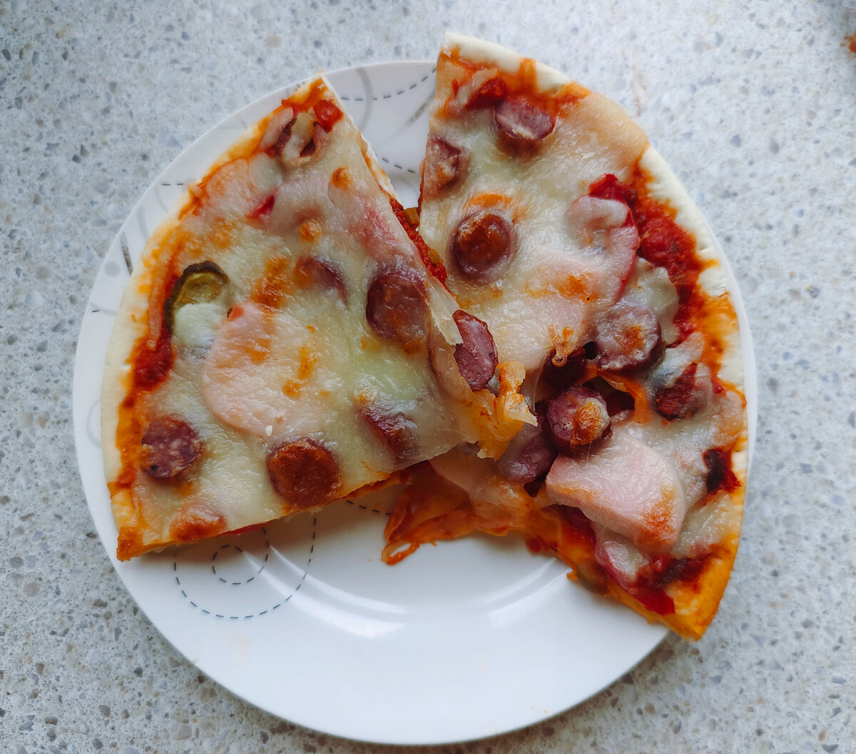 Пицца, тут 300 гр и 600 ккал