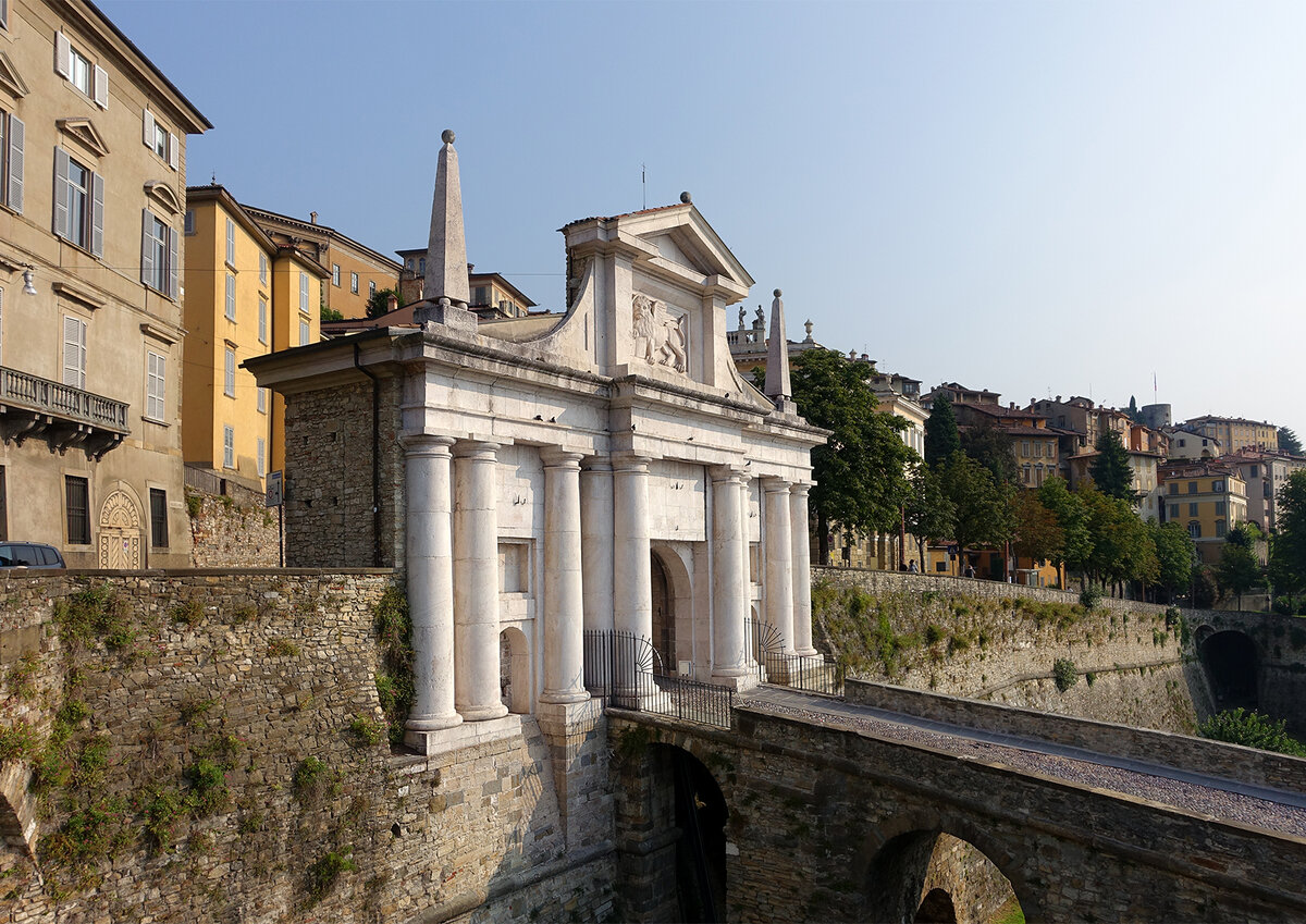 Ворота Сан-Джакомо, Porta S. Giacomo. Бергамо. Италия.