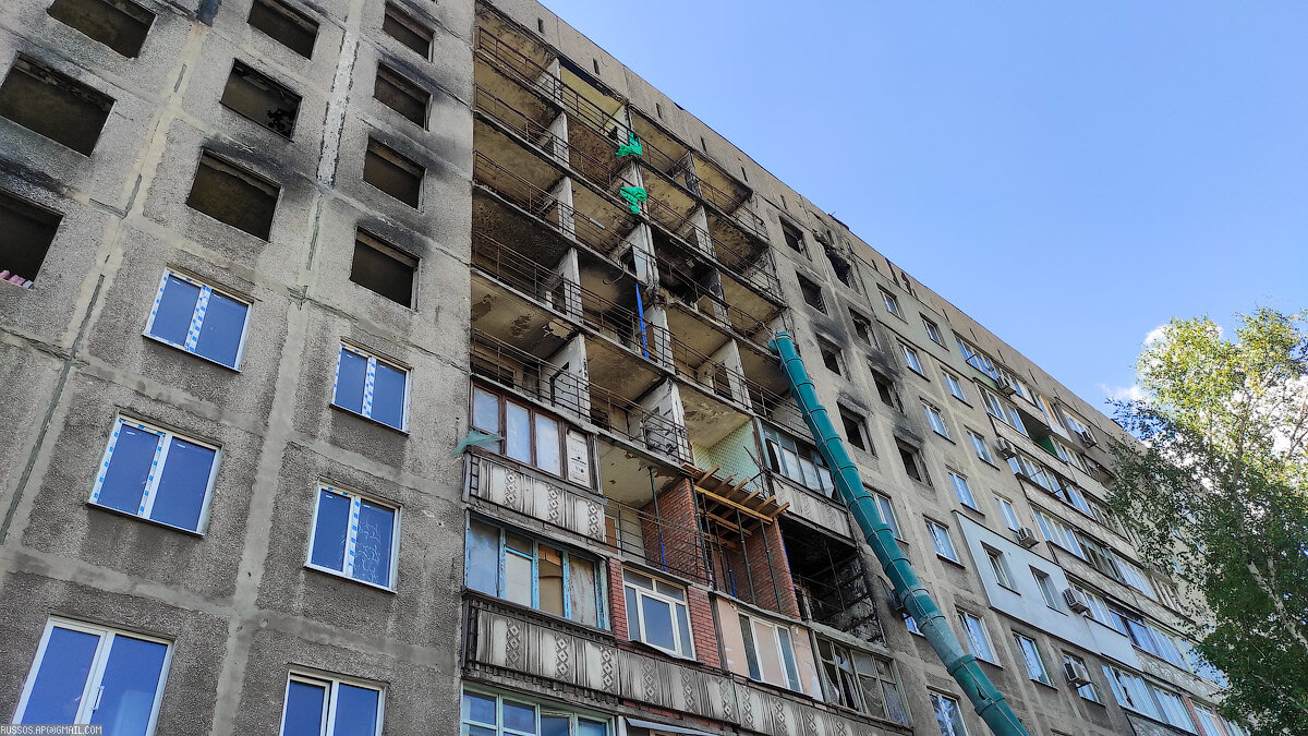 Почти из каждого такого дома доносится звук перфораторов, отбойных молотков.