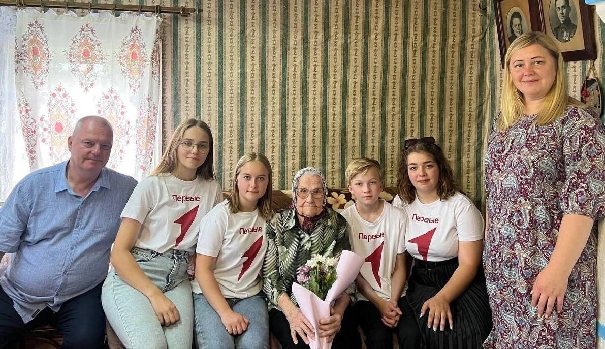    Екатерину Михайловну поздравили с днём рождения глава местного самоуправления Олег Шмелёв и участники «Движения Первых» из Ковернино. Алина Малинина