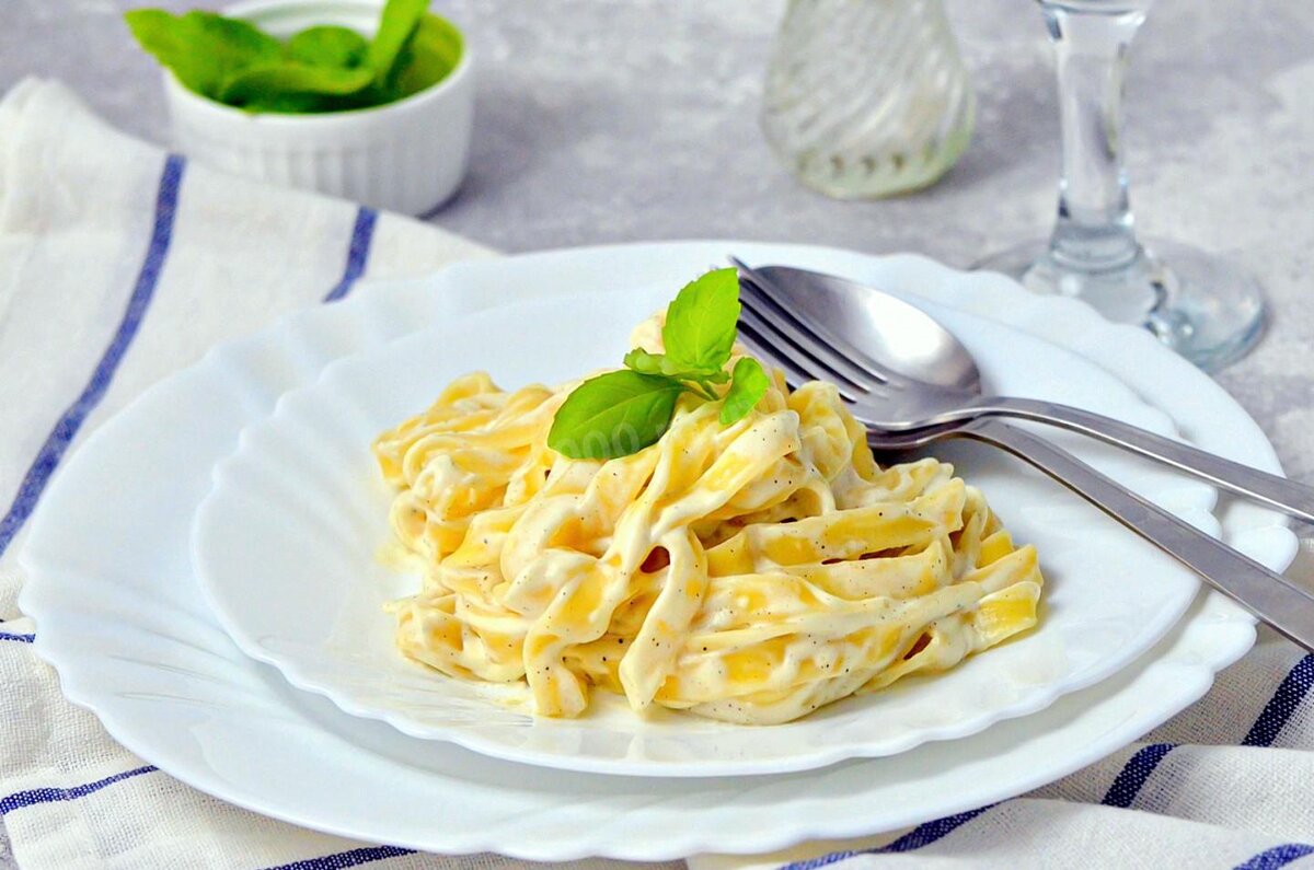 Блюдо паста Альфредо с курицей