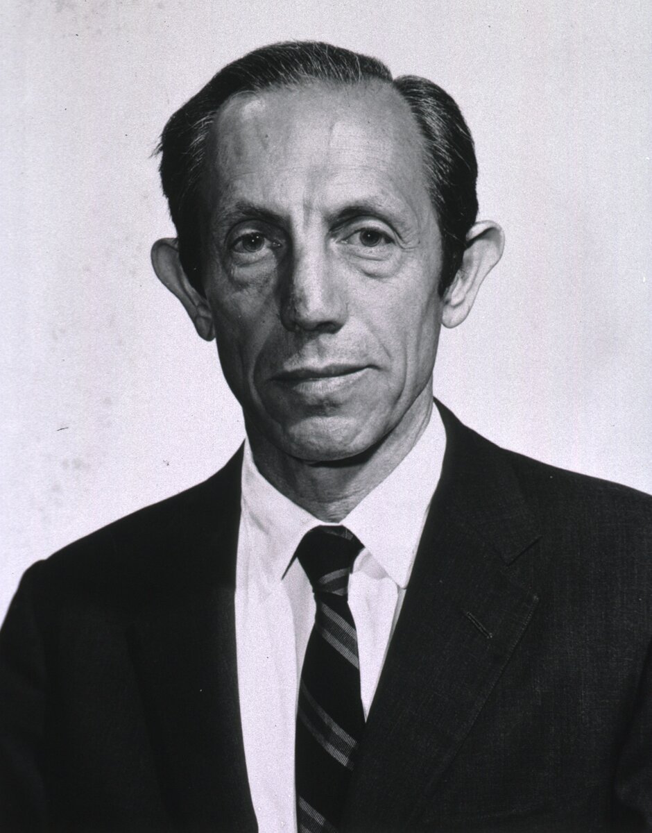 Пол Золл, (1911-1999). Изобретатель первого дефибриллятора переменного тока.