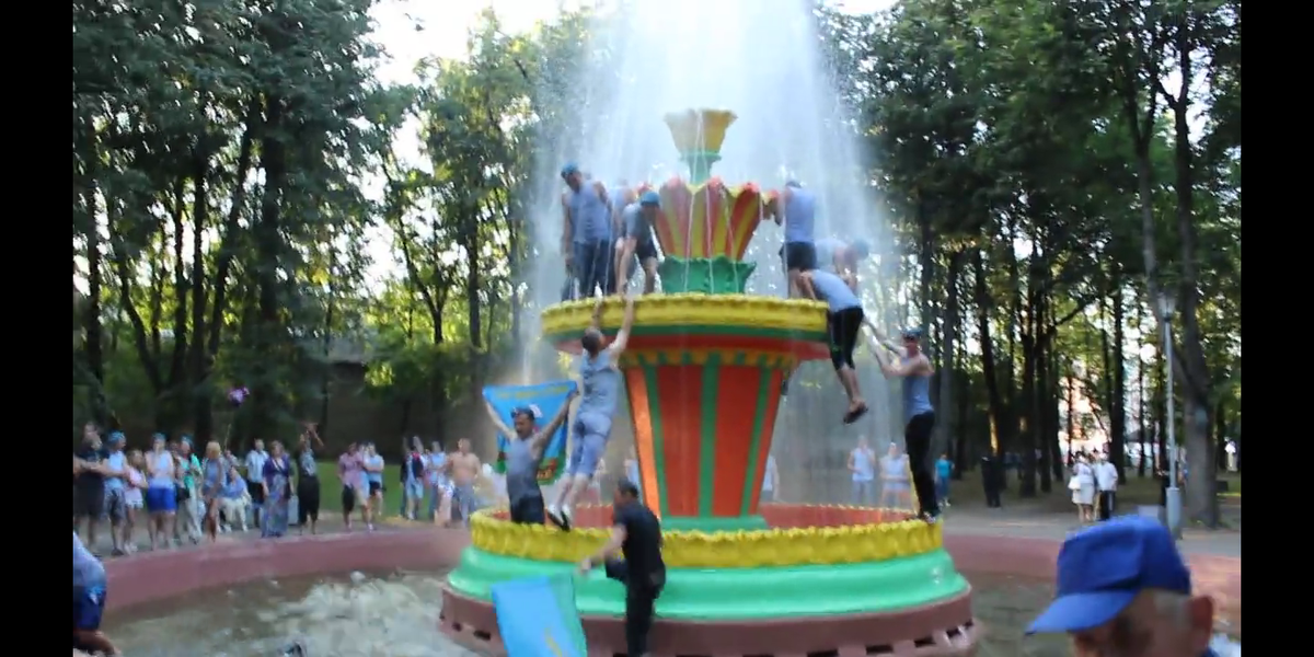 Фонтан в Пскове . День ВДВ