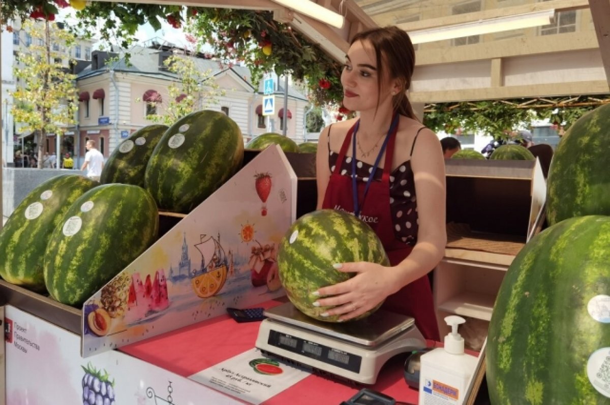    Киоск по продаже арбузов возле станции метро «Третьяковская».