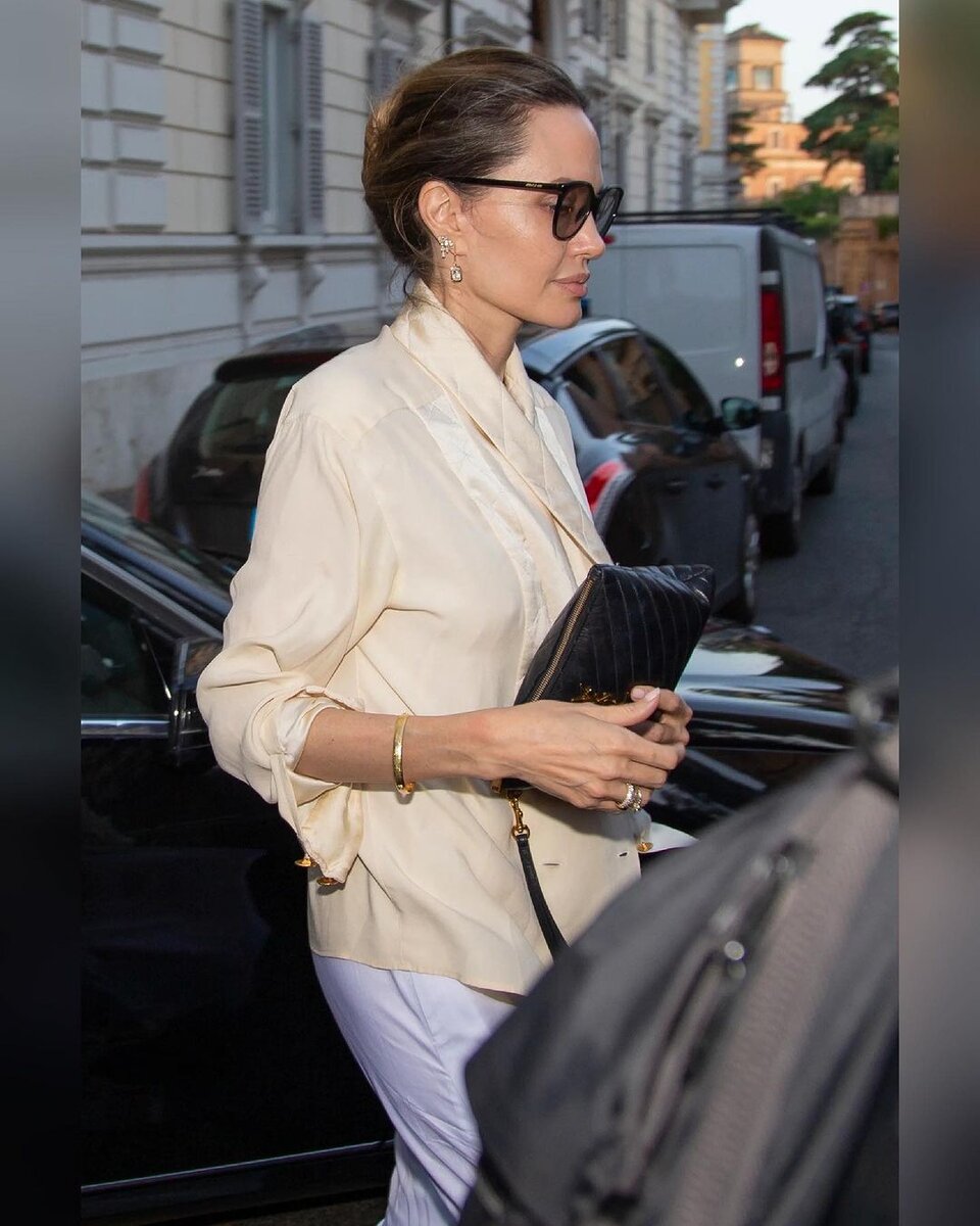 До того как "тихая роскошь" и "скрытое богатство" стали трендом в соцсетях, их раньше всех стала носить Анджелина Джоли.-3