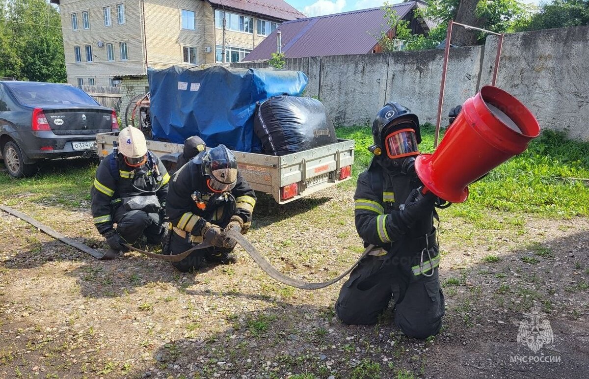 Дежурный караул 4 пожарно-спасательной части по охране г. Костромы отработал навыки тушения пожара в автомобильном гараже.