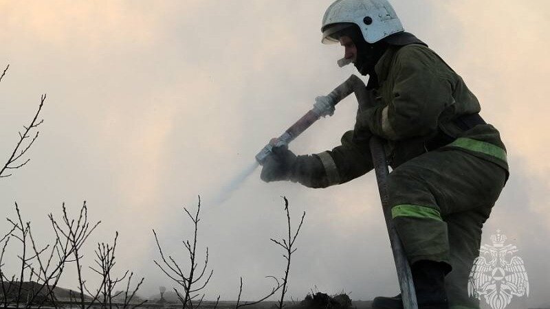     В селе Сон Ширинского района пятилетний ребенок нашел зажигалку и поджег матрас.