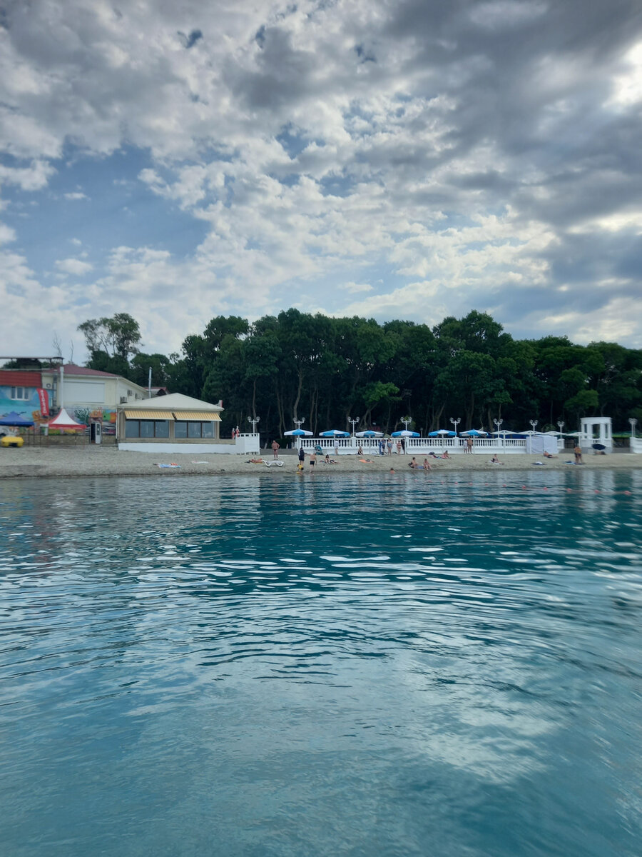Центральный пляж рано утром в низкий сезон. 