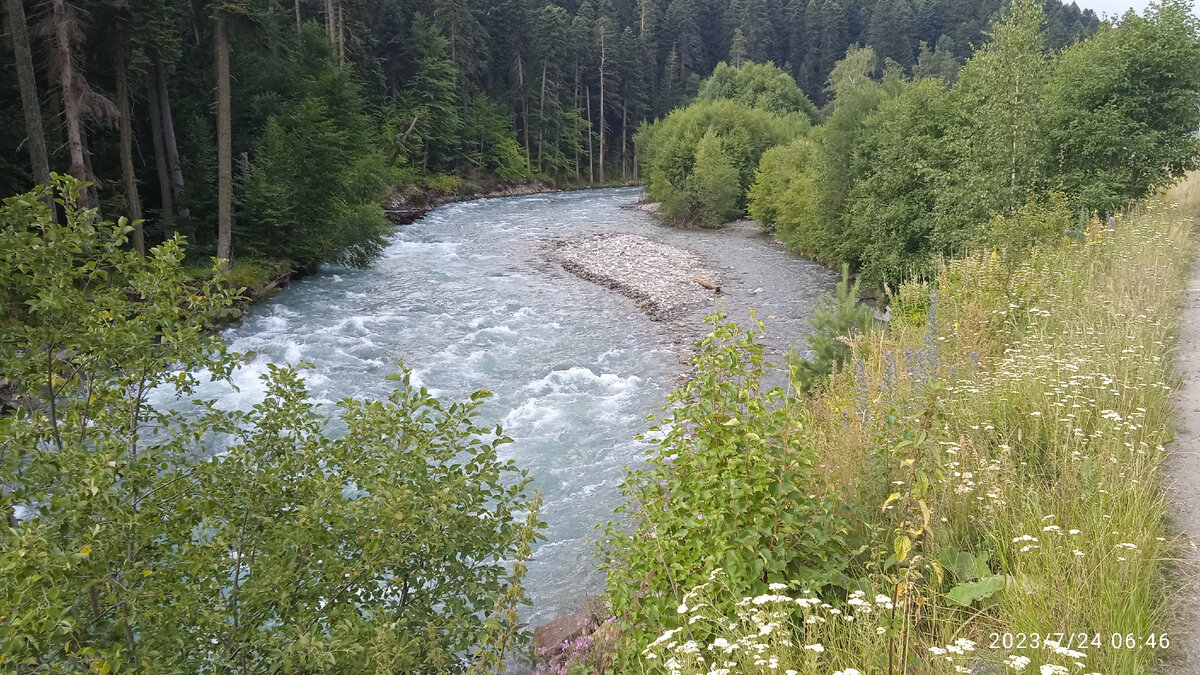 Вид на р. Большой Зеленчук по левую сторону от тропы вдоль трассы