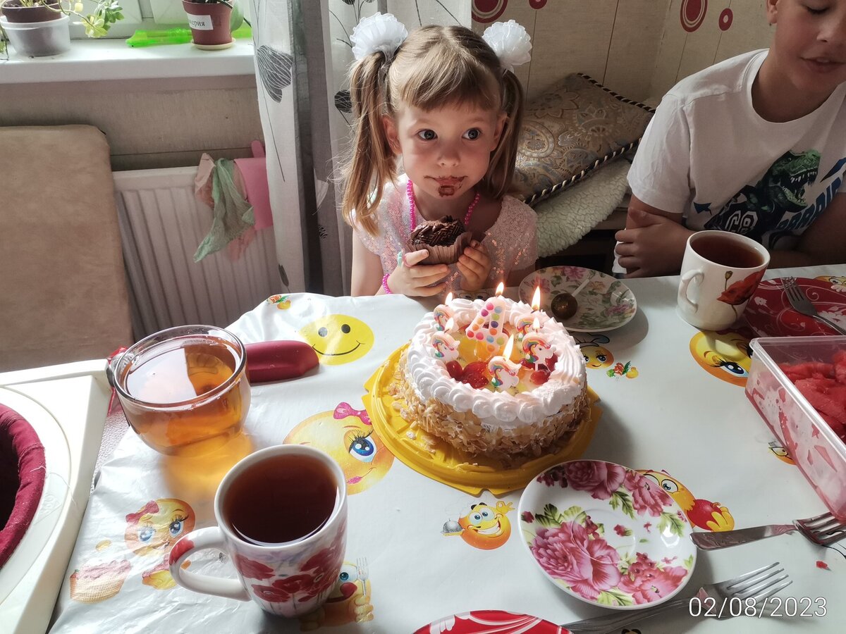 Пироженное было высокое с шоколадными украшениями. Сфотографировать не успела. 