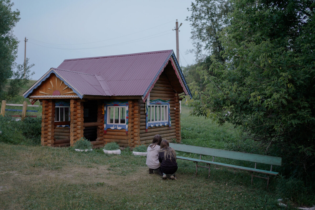 Дети сидят возле родника в марийском селе Шоруньжа, Марий Эл Фото: Мария Гельман для ТД