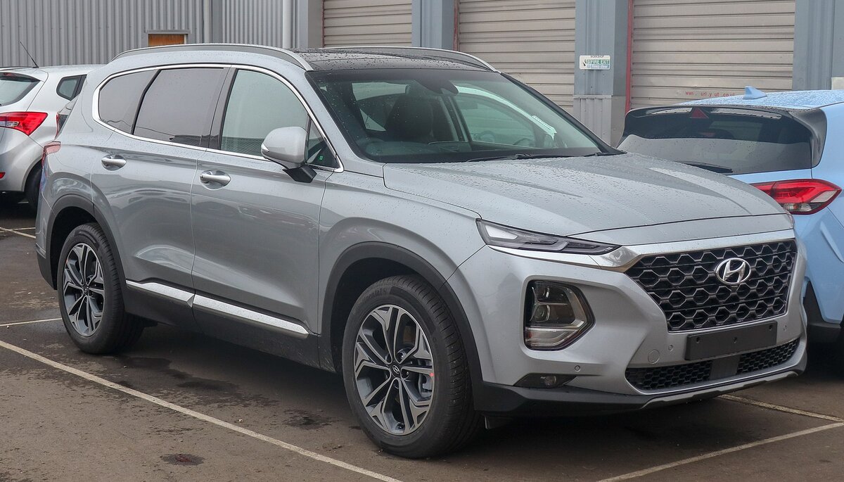 https://upload.wikimedia.org/wikipedia/commons/3/39/2019_Hyundai_Santa_Fe_HTRAC_Front.jpg
