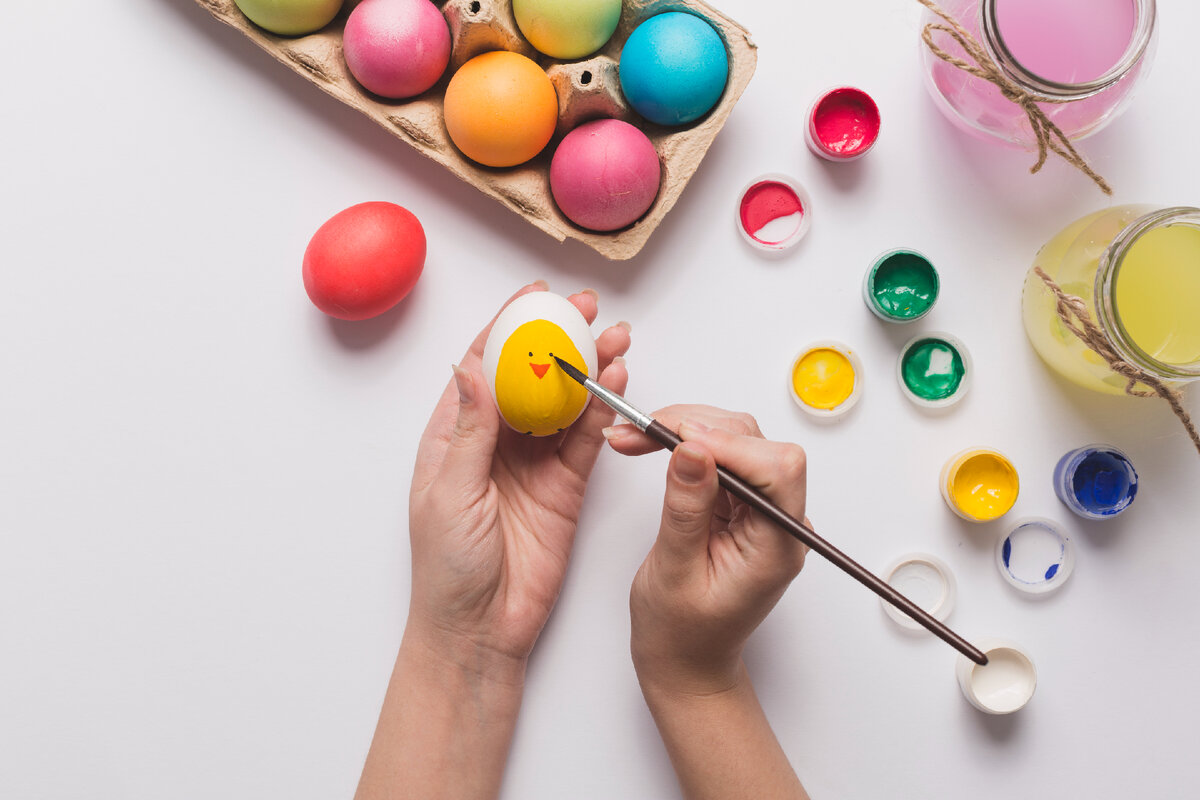 Источник фото: https://ru.freepik.com/free-photo/crop-hands-painting-chick-on-egg_1632913.htm#query=%D1%8F%D0%B9%D1%86%D0%B0%20%D0%B8%D0%B7%20%D0%BF%D0%BB%D0%B0%D1%81%D1%82%D0%B8%D0%BB%D0%B8%D0%BD%D0%B0&position=30&from_view=search&track=ais