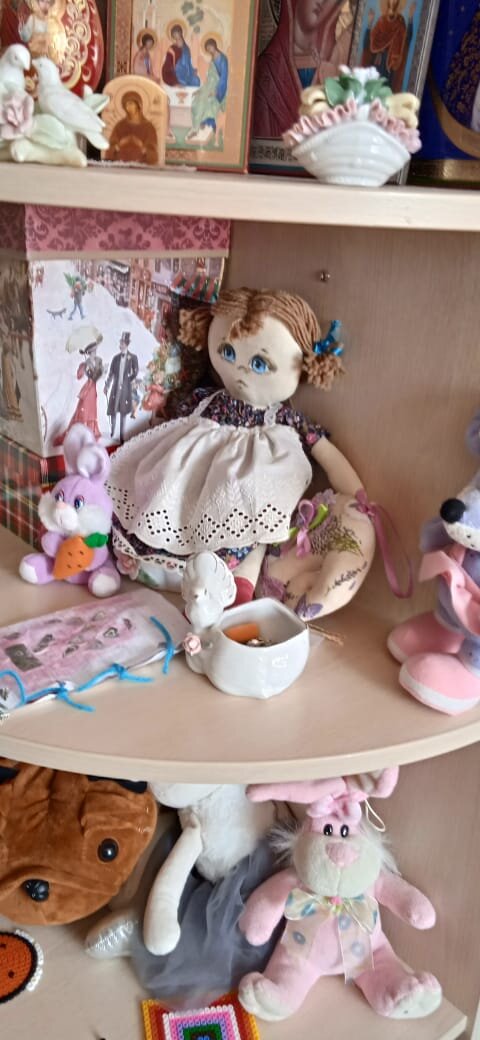 А мне сегодня прислали фото-привет одной из моих первых кукол🥰  Та, что с хвостикамт .Она в любящих руках, в доме, который находится далеко от моего. Фото из архива автора.