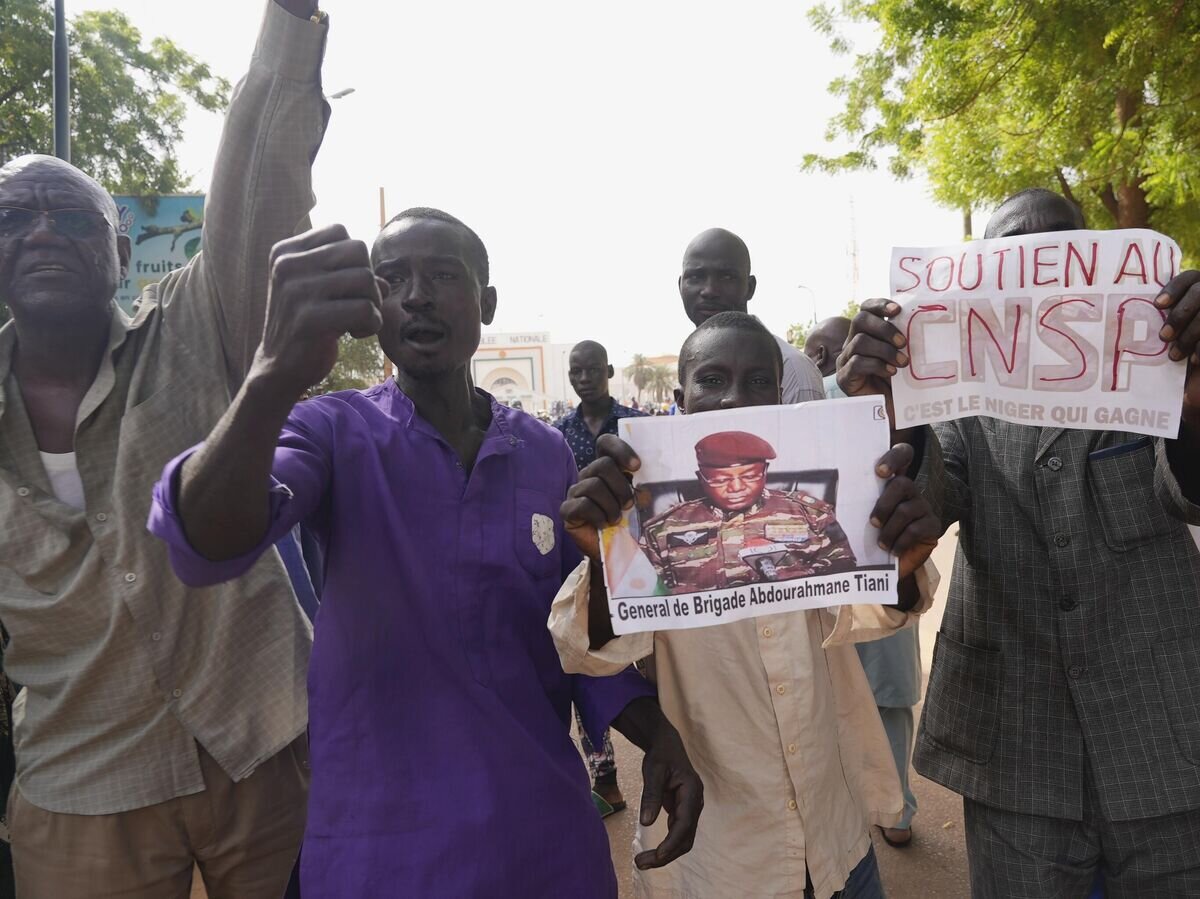    Сторонники военных мятежников во время демонстрации в Ниамее, Нигер© AP Photo / Sam Mednick
