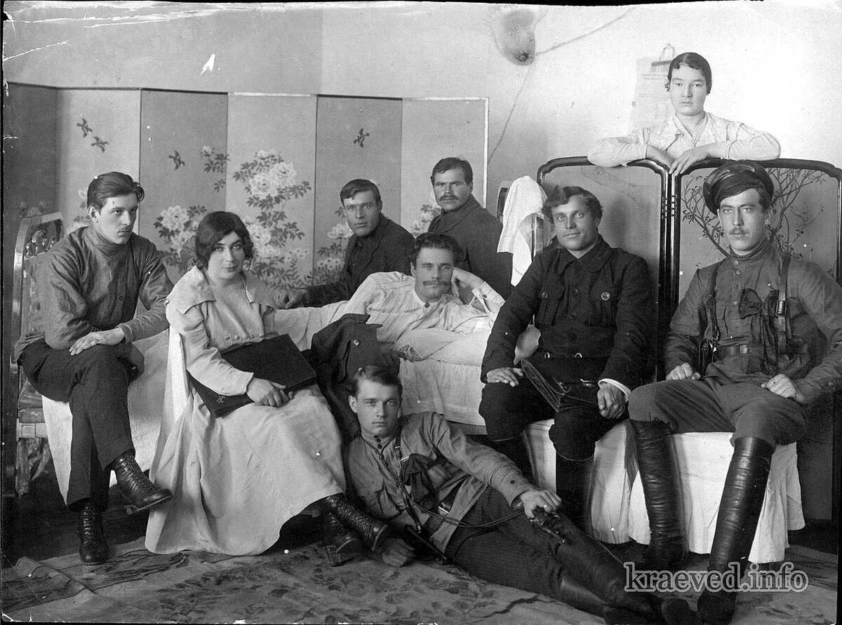 В детстве я, наверное, был антисемитом. И все из-за него. Вот он. Он меня всегда раздражал. Я просто обожал великолепный цикл рассказов Паустовского про кота-ворюгу, резиновую лодку и т. д.-14