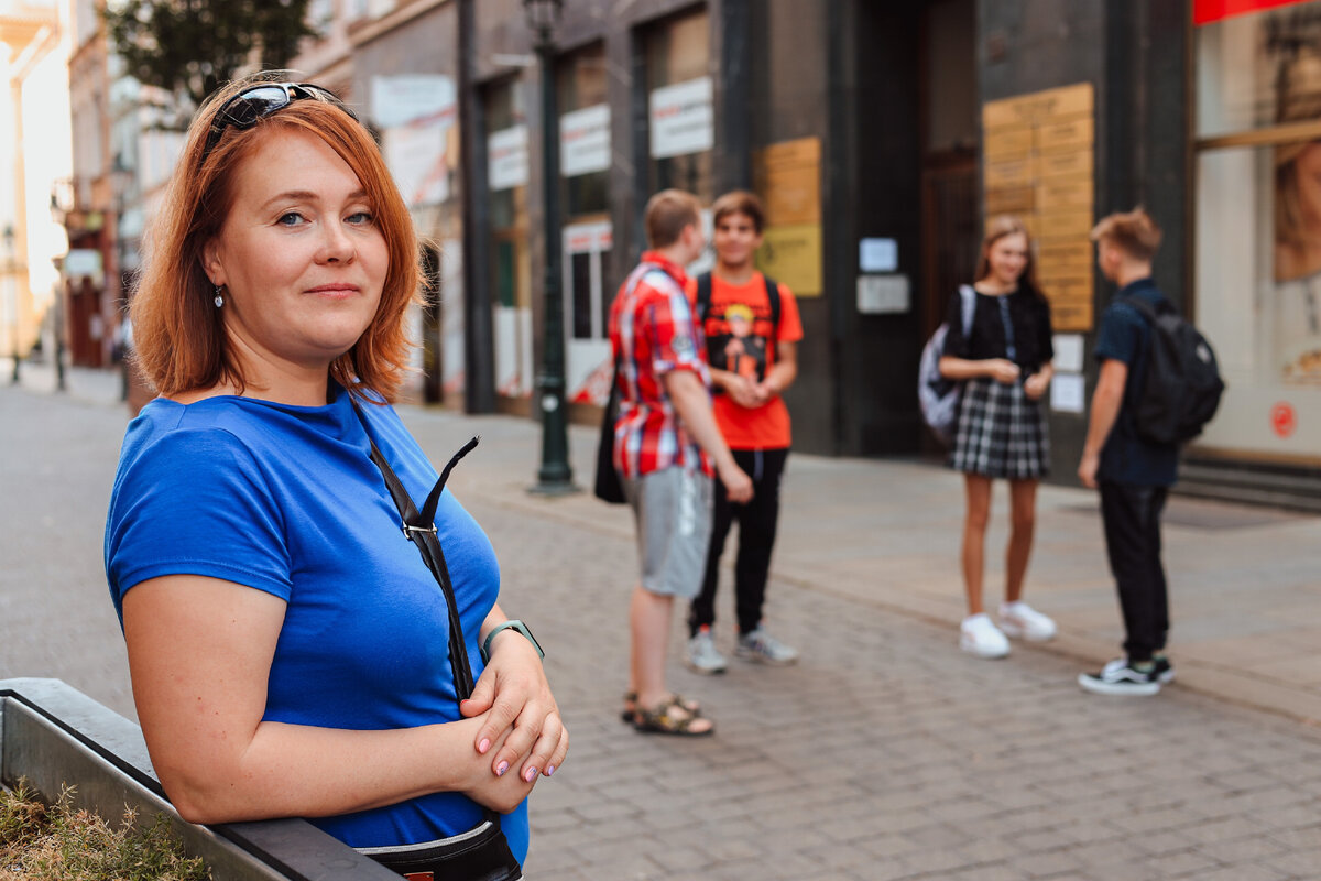 это я, со своими студентами на заднем фоне
