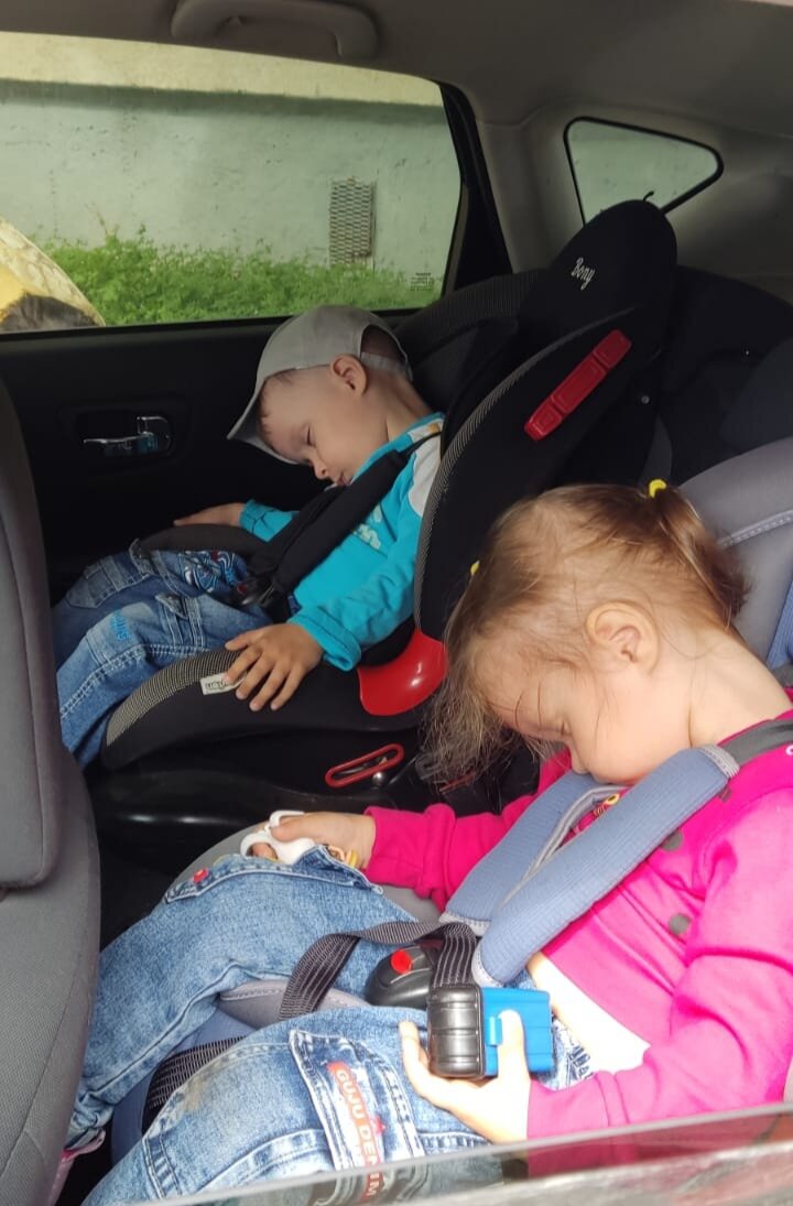 Вот так сбивается режим - возвращаются с поездки)