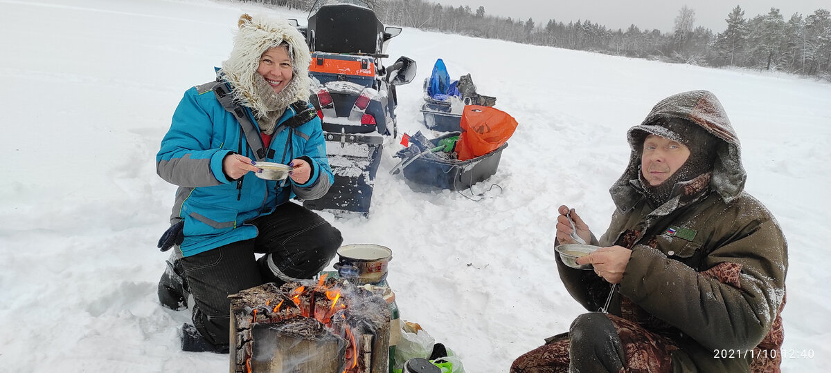 Чтобы заболеть каким-либо хобби, надо на первом же свидании с ним хлебнуть кайф полной ложкой. Зимняя рыбалка,  как досуг, меня не привлекала. На нахлобученных с головы до ног, навьюченных ящиками и бурами рыбаков, я смотрела, как на поклонников Захера Мазоха.  Дрожать над дыркой во льду, истекая соплями – простите, это не для меня. Другое дело летом, когда теплее трусов ничего надевать не надо. Птички поют, все цветет и зеленеет …
Но однажды все-таки втянули меня в эту авантюру. Привезли на озеро, предварительно потеряв в тайге из тряских волокуш, дали удочку, нанизали червячка и даже просверлили за меня лунку. И вот из этой лунки я вытащила первую рыбку-живца. Не крупную, самую здоровскую для большой зубастой красавицы. Летом на таких рыбешек  и не посмотрела бы. И так я впечатлилась от этого процесса, что потеряла зимне-рыбацкую невинность и срочно вступила в клуб поклонников бура, снегохода и жутких морозов.
Дальше – больше. Научили злодеи меня не только живца ловить, но и щуку. Я стала даже мастерить жерлицы. Сначала они напоминали орудие лова первобытного человека: две палочки в виде креста, чтобы в лунку не пролезли, на этот агрегат намотана леска с грузилом и крючком. Опустишь живца в воду, заглубишь, и крестик от лунки подальше в сторону положишь. Щука клюнет – и эту систему к дырке тащит. Только успевай подбежать и подсечь. Поймать редко получалось – с такой снастью щука чаще всего цинично крала живца.
Но прогресс не стоит на месте. Я сделала жерлицы, которые по сравнению со старыми,  выглядели как космический аппарат: фанерная дощечка, к ней пришпандорены катушка и на пружине штырек, на конце которого – клочок от красных спортивных трусов супруга  в роли сигнального флажка. Таких шедевров я сотворила в количестве десяти  штук. И с ними я попала на рыбалку…Флажки, со сладостными для уха щелчками, взлетали один за другим, я не успевала перезаряжать жерлицы, живцы закончились в итоге. Полная волокуша щуки зарывалась в глубоком снегу, ноги не хотели идти, но добыча была доставлена к снегоходу!  
С той поры я жду зимы, как праздника, и, двигаясь на рыбалку, встречая бредущего с волокушей зимнего страдальца, окликаю его фразой: «Ну как успехи?».
А я прослыла у братвы  по несчастью Анной- маньячкой…
Ни хвоста , ни чешуи! Отменного здоровья и отличного настроения!
Канал по Щучьему велению в соавторстве с каналом  приколы на рыбалке
