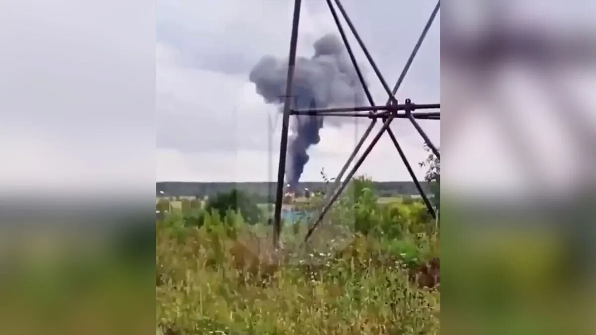 На этом кадре из видео, опубликованного в среду, виден дым, поднимающийся над горящим самолетом в Тверской области. Осторожно Новости/Рейтер