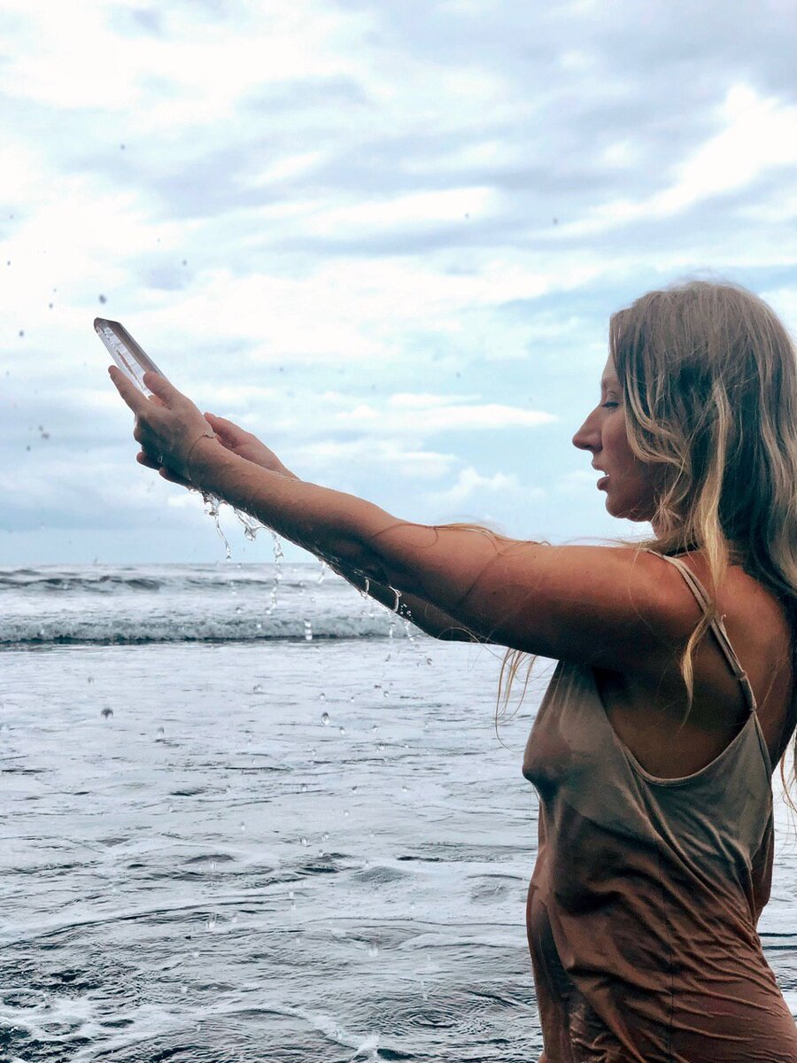 Валентина Майман с кристаллом. Фото автора.