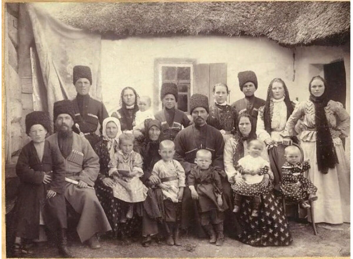 Семья кубанских казаков 1891 год. Автор фото неизвестен.