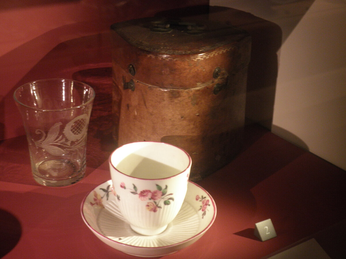 Чашка с блюдцем из коллекции Лувра  ©AzurevaMarinaBOOKS