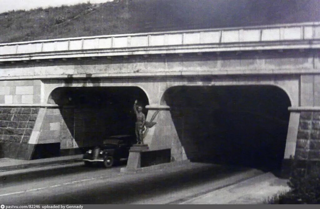 Проезд под домом. Пр ветеранов дом 160. Зеленая крыша будапешт музей. Проезд под домом. Жд мост в колпино.