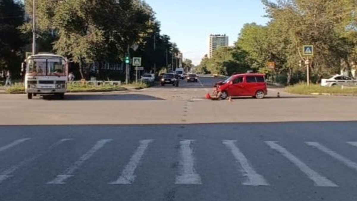     В Хакасии 24-летняя девушка за рулем Toyota Funcargo врезалась в автобус. В аварии пострадала 16-летняя девушка.