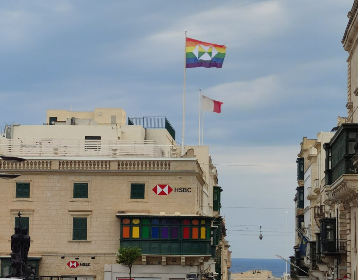Радужный флаг над центром Валлетты, аккурат перед Дворцом Великих Магистров.