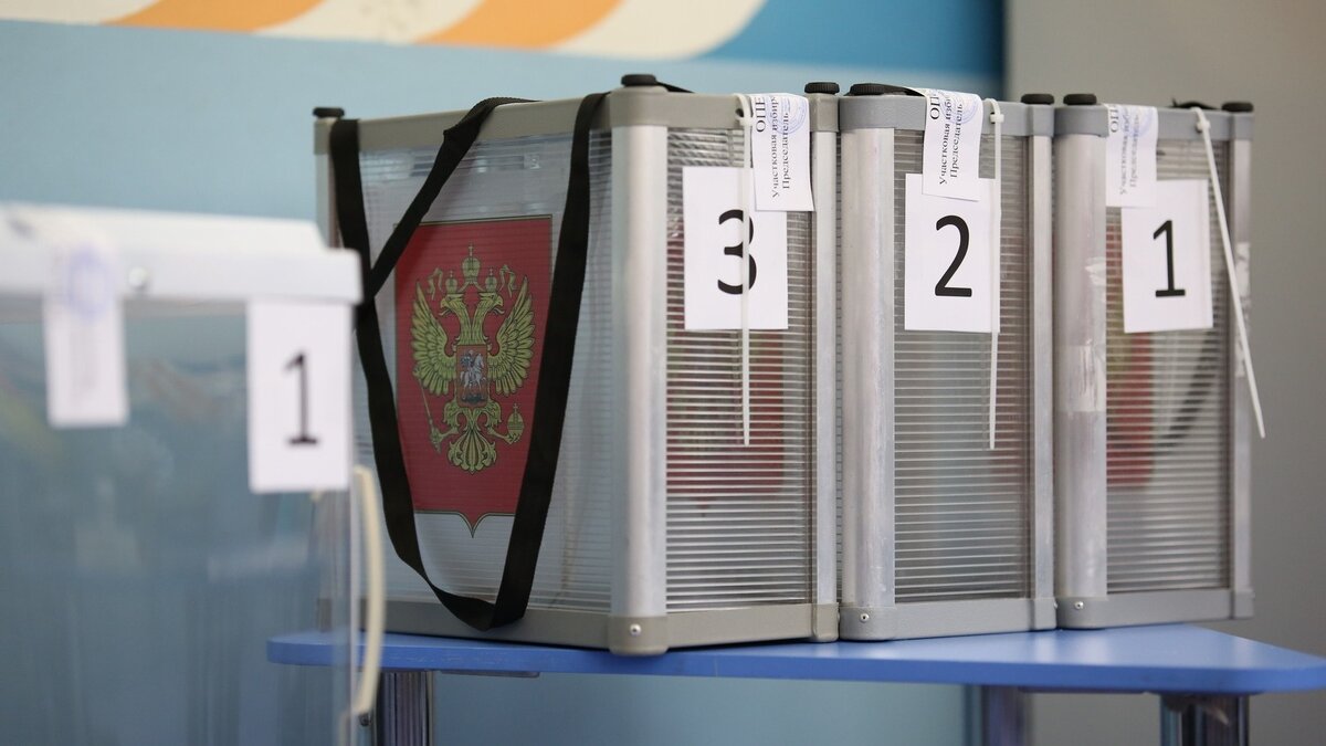     Глава Сургута Андрей Филатов принял участие в выборах и призвал всех горожан, кто ещё не проголосовал, успеть это сделать. Избирательные участки будут открыты до 20:00.