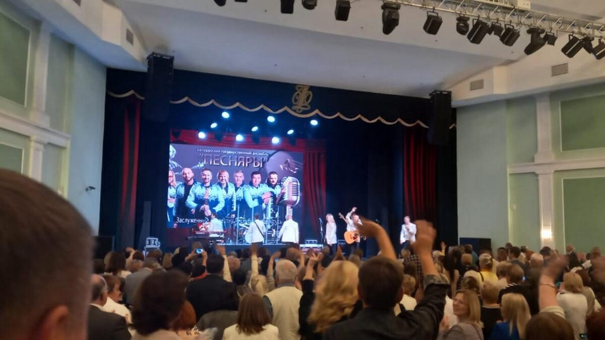    Для курских зрителей выступил легендарный коллектив "Песняры"