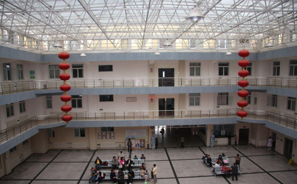 Холл в основном корпусе санатория куда мы ходили  на прием к врачу и на некоторые процедуры.