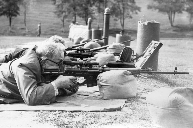 Конструктор Драгунов со своим знаменитым детищем на полигоне Харьковского училища тыла МВД и КГБ СССР, 1984 г. | Источник: https://clck.ru/35kKb9