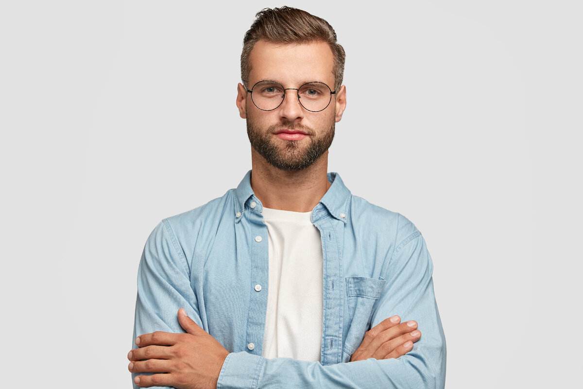 <a href="https://ru.freepik.com/free-photo/handsome-bearded-guy-posing-against-the-white-wall_11139896.htm#query=%D0%BC%D1%83%D0%B6%D1%87%D0%B8%D0%BD%D0%B0&position=3&from_view=search&track=sph">Изображение от wayhomestudio</a> на Freepik