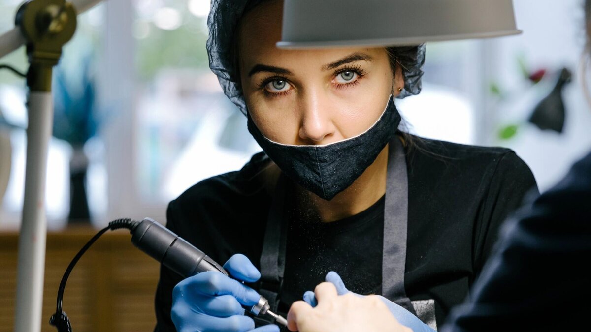    Работа мастера по маникюру в студии © РИА Новости | Варвара Гертье