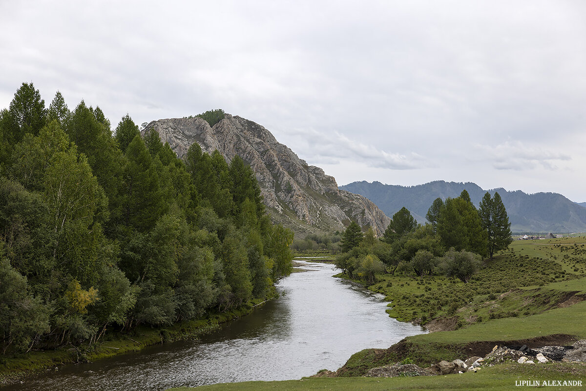 В отличие от Чуйского  тракта,  дорога менее живописная, но на пути тоже встречаются интересные места.