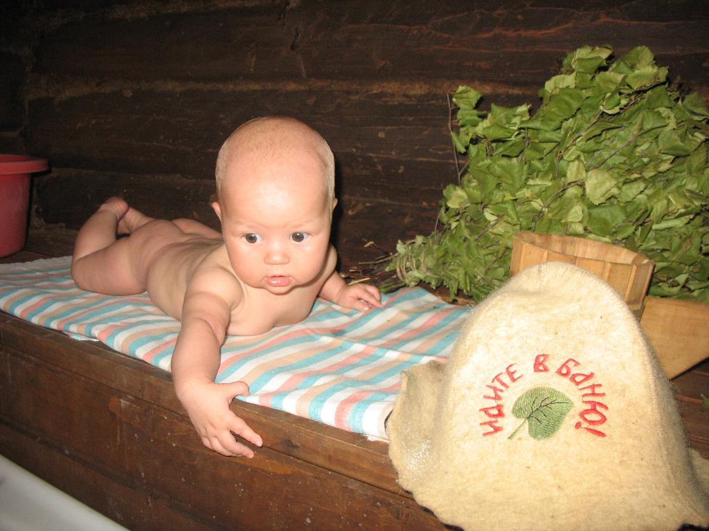 Можно ли мыть в бане. Малыш в сауне. Фотосессия малыша в бане. Младенец в бане. Смешные малыши в бане.