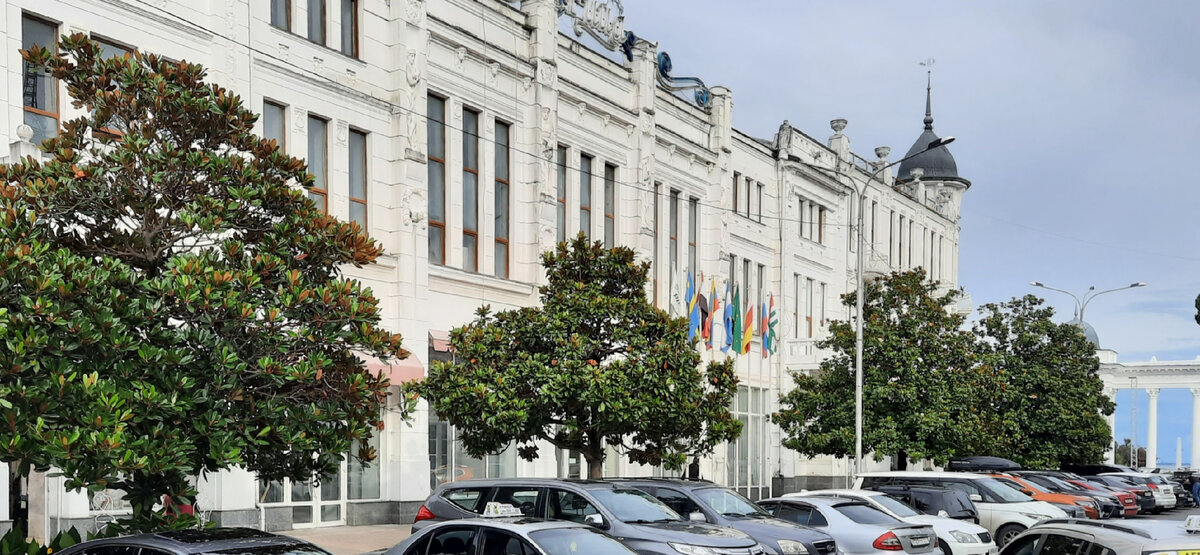 Сегодня это здание является частью и продолжением гостиницы Рица. Однако, если присмотреться, видно, что изначально это было отдельное здание, отличавшееся от гостиницы и по количеству этажей и по общей стилистике. Адрес: пр. Леона, д. 2. 