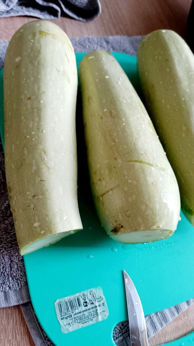 Моем кабачки и срезаем всё лишнее.