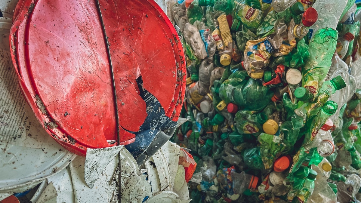     Ранее жители нескольких домов обратились с просьбой установить контейнеры для сбора пластика