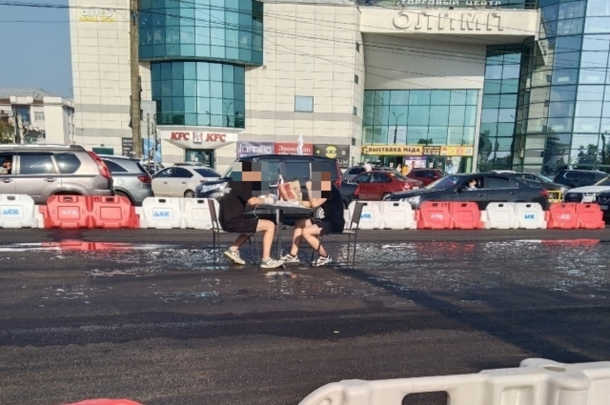    В Твери 2 парня сели ужинать посреди ремонтируемого Тверского проспекта
