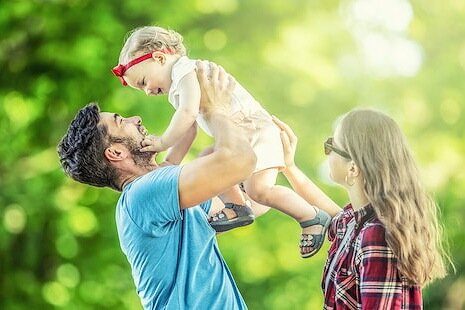 Фото с https://ru.freepik.com/premium-photo/happy-family-father-mother-and-daughter-are-playing-in-the-park-and-enjoying-a-sunny-summer-day_17554656.htm