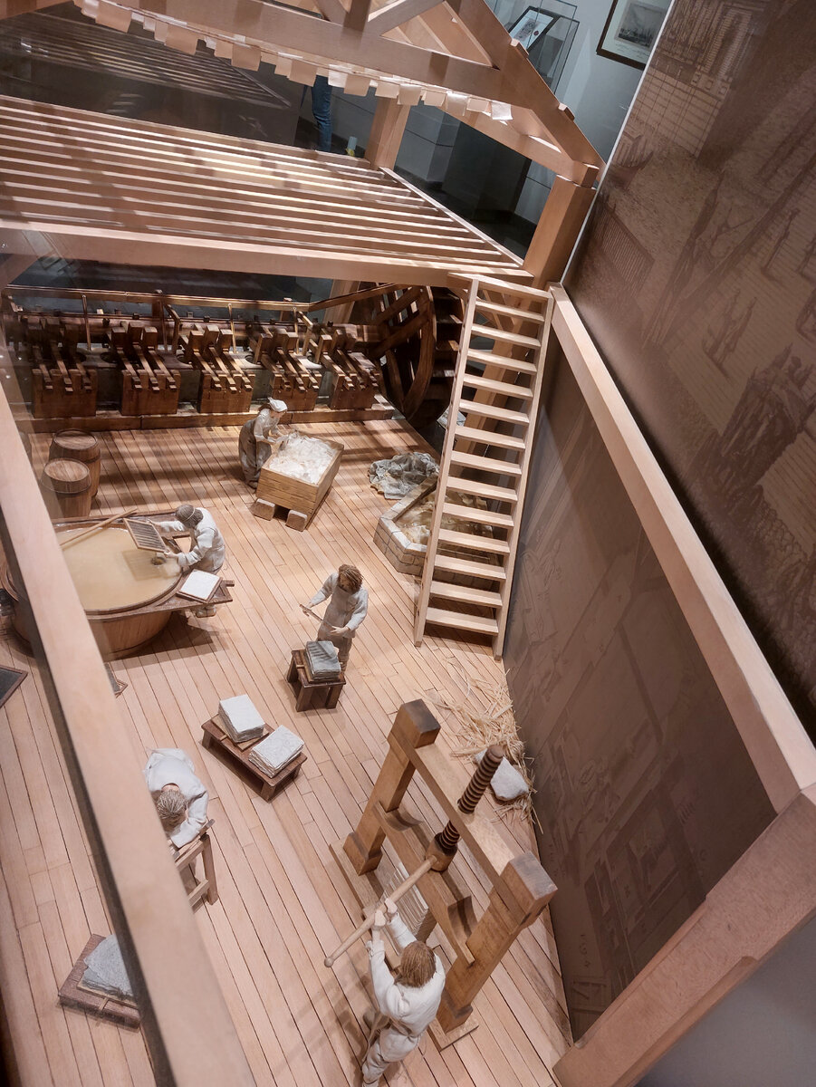 Движущийся макет производства бумаги для денег в старину